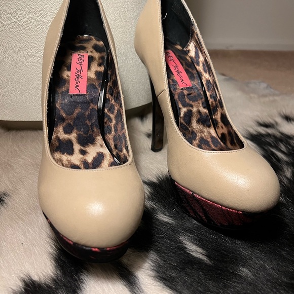 Betsey Johnson Taupe stacked leather and lace heels - Picture 8 of 10